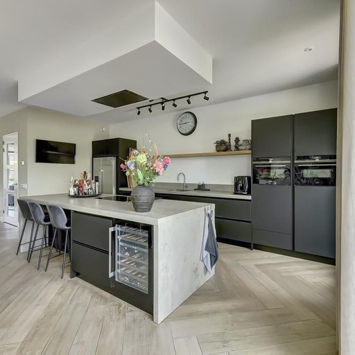 Mila front in grafiet kleur met een wand in keramiek.